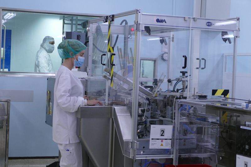 nachourbon trabajadores de farmasierra en la fábrica