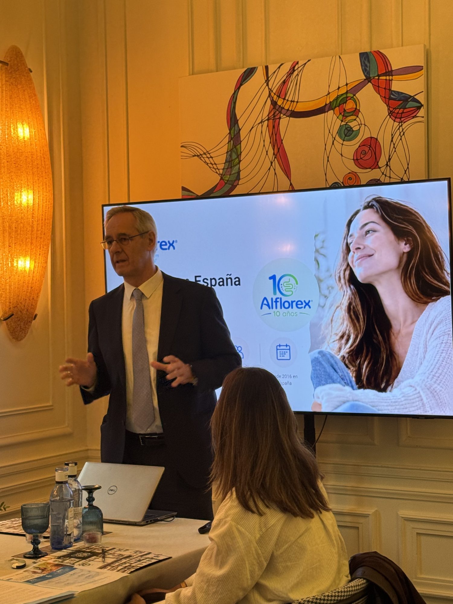 El Dr. Tomás Olleros Izard, presidente de Grupo Farmasierra, durante su intervención en el encuentro con medios por los 10 años de Alflorex en España
